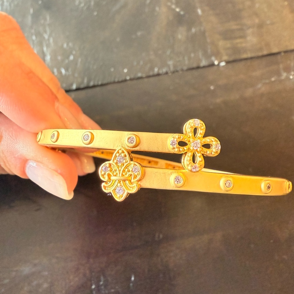 Freida Rothman Elegant Gold Fleur-de-Lis Oval Hinged Bangle